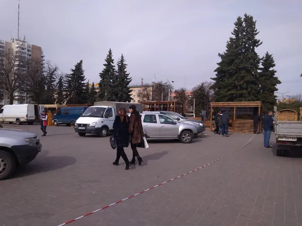 На Театральному майдані Луцька до виставки готуються лісівники