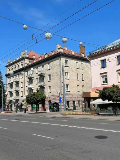 У центрі Луцька продають приміщення волонтерського кафе (фото)
