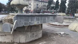 У центрі Луцька руйнується фонтан (фотофакт)