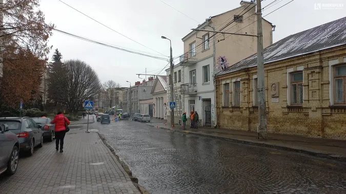 У Луцьку на Богдана Хмельницького латають ями: рух ускладнений (фото)
