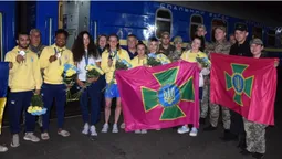 З прапорами й квітами: на Волині вночі зустріли «олімпійський експрес» (фото, відео)