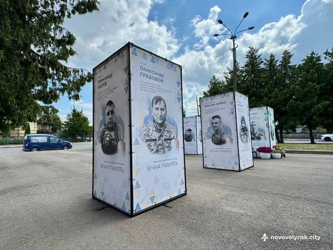 На Алеї Героїв у Нововолинську з'явилося ще 12 портретів (фото)