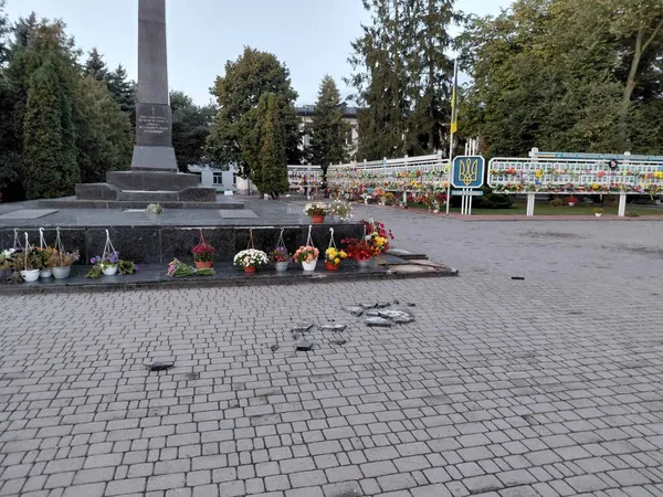 У Володимирі вандали потрощили пам'ятку історії та квіти біля Дошки пам'яті полеглим Героям (фото)