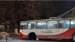 У Луцьку в тролейбуса під час руху відлетіло колесо (відео)