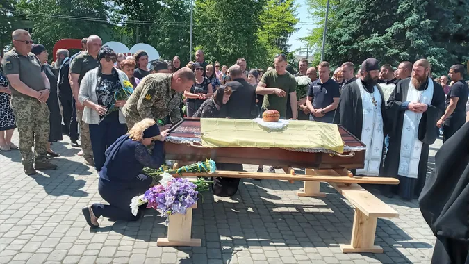У Шацьку попрощалися із загиблим під Бахмутом молодим воїном (фото)