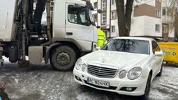 Заблокував сміттєвоз: у Луцьку водій отримав штраф за паркування біля контейнерів