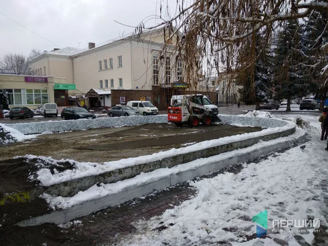 На Театральному майдані встановлюють новорічну «цікавинку» (фото)