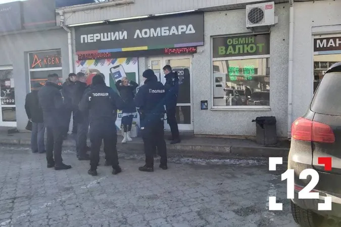 У Луцьку обікрали обмінник валют: винесли тисячі доларів (відео)
