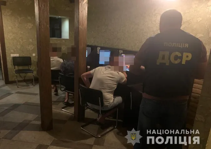 Працювало для «своїх»: у центрі Луцька «накрили» підпільне казино (фото)