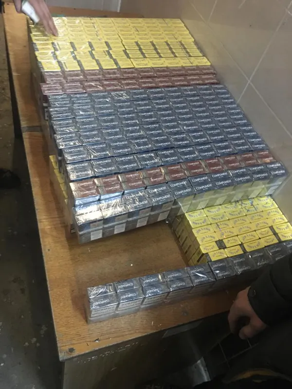 В «Ягодині» у рейсовому автобусі везли сигарети та медалі часів СРСР (фото, відео)