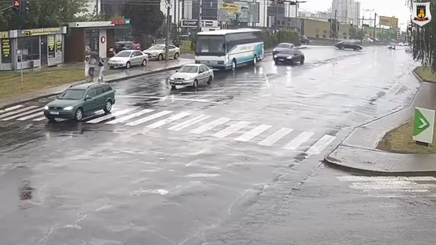 У Луцьку – ДТП на перехресті: Daewoo протаранив Opel перед світлофором (відео)