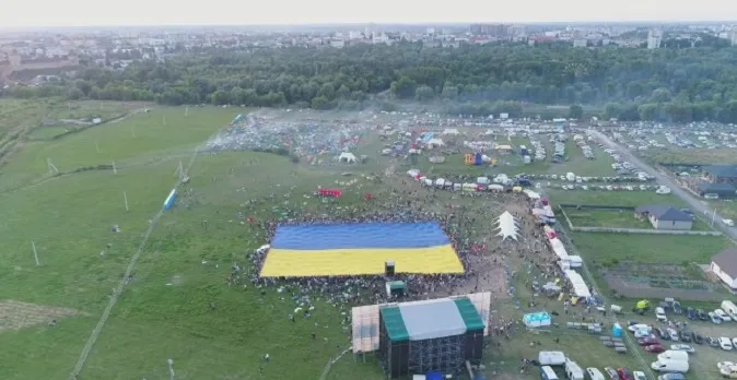 На Бандерштаті у Луцьку розгорнули найбільший прапор України (фото, відео)