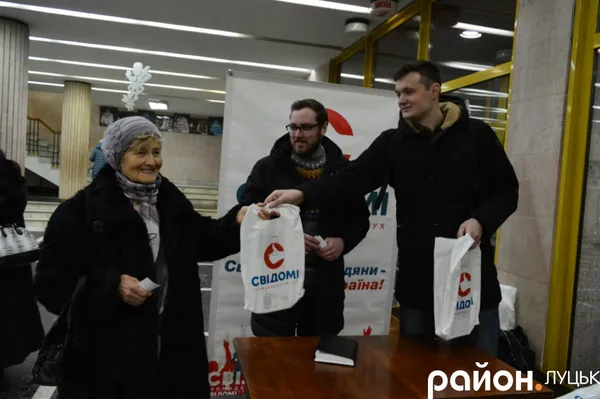 У Луцьку пенсіонерам безкоштовно показали виставу (фото)