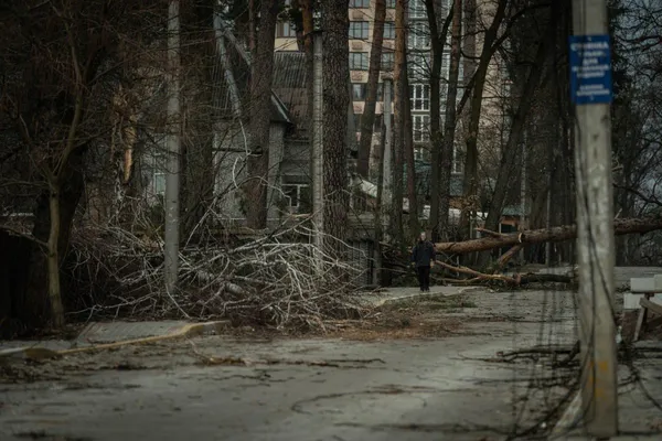 Ірпінь в руїнах: спалені Біблії і загублений дитячий кросівок (фоторепортаж)