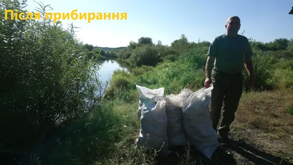 На Волині лісівники прибрали сміття після риболовів і мисливців