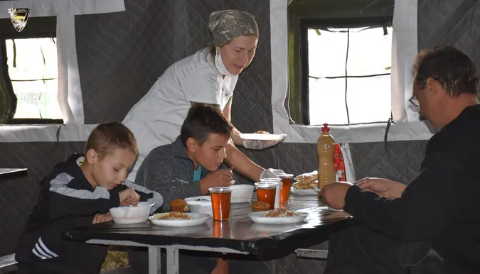 Волинська бригада облаштувала їдальню для постраждалих від пожеж на Луганщині (фото)