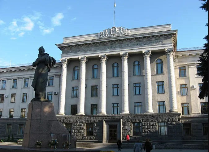 Бакалаври, магістри, аспіранти: з ВНУ відрахували майже 800 студентів