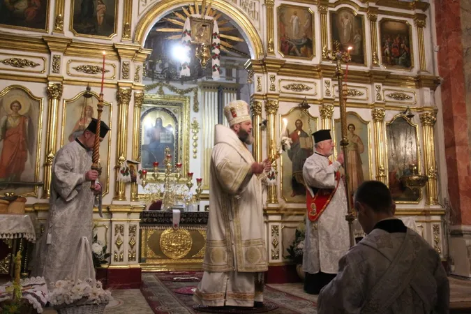 Служба та освячення кошиків: у луцькому соборі відзначили Великдень (фото)