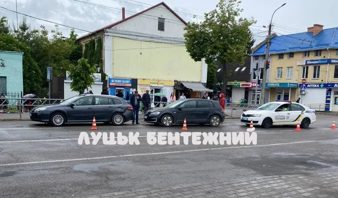 Зіткнулися два легковики: біля Центрального ринку – ДТП (фото, відео)