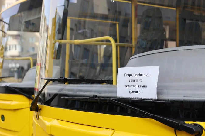 Громадам Волині передали чергову партію нових шкільних автобусів (фото)