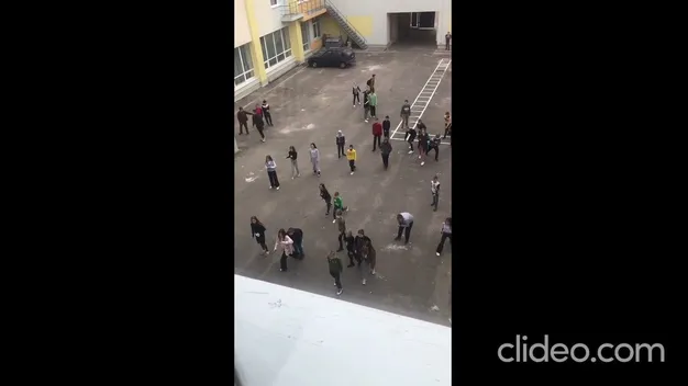 Учні луцької школи масово грали «в кальмара» (відео). ОНОВЛЕНО