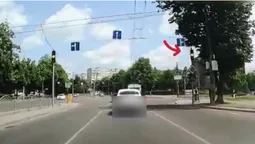 У Луцьку «мерседес» пролетів на заборонений сигнал світлофора (відео)