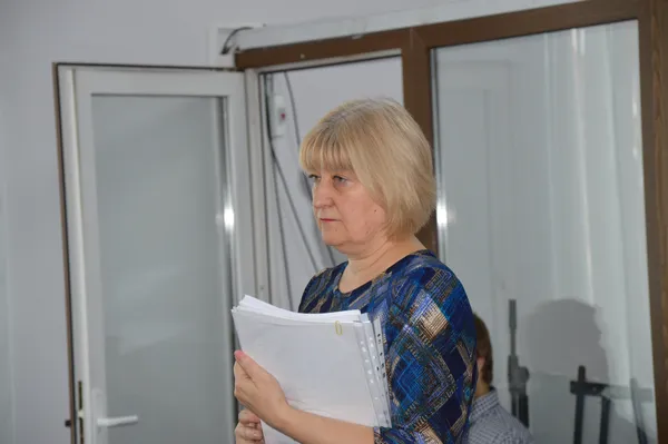 Начальник управління майном комунальної власності Алла Грабко чекає коли її викличуть доповідати