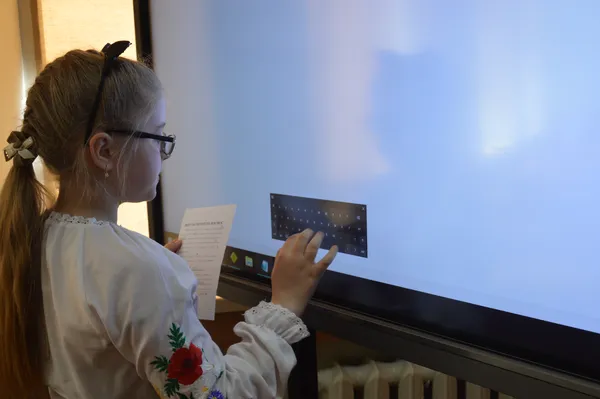 Сучасний урок: як луцькі школярі навчаються з MultiBoard (Фото. Відео)