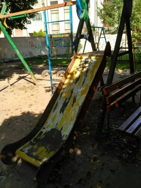 У Луцьку дитмайданчик наче «після війни» (фото)