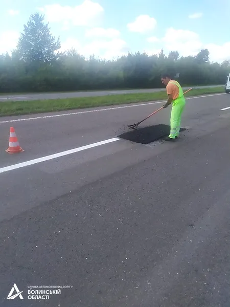 Попри війну: на Волині продовжують «латати» дороги (відео)