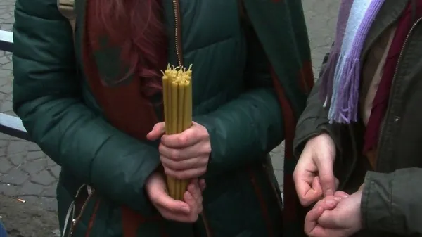 У Луцьк привезли Вифлеємський вогонь миру (відео)