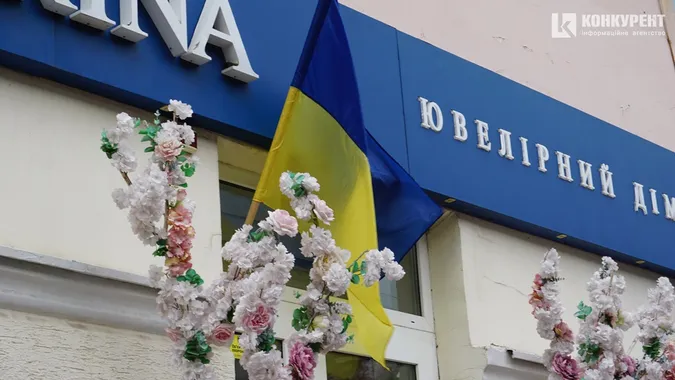 У День прапора лучани вбрались у сорочки, а будинки прикрасили стягами (фото)