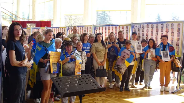 «Їх тисячі»: у Луцьку відкрилась виставка, присвячена полоненим і безвісти зниклим військовим (фото)