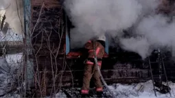 Витягли через вікно: на Волині сусіди врятували чоловіка з масштабної пожежі