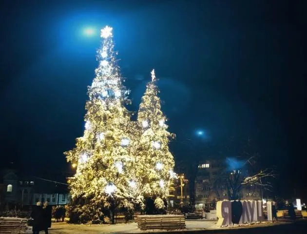 Лучан кличуть на засвічення ялинки (відео)
