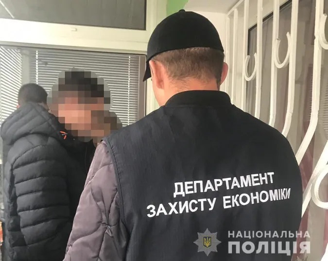 Вимагав дві тисячі доларів: у Луцьку на хабарі спіймали адвоката (фото)