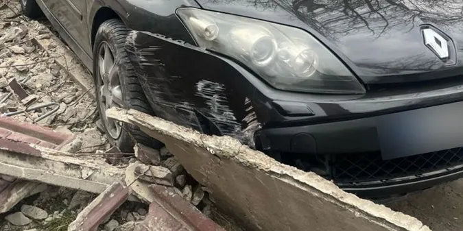У Луцьку п'яний на «рено» зніс огорожу
