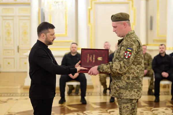 Навіть з пораненням продовжував воювати: Зеленський вручив волинянину «Золоту Зірку»