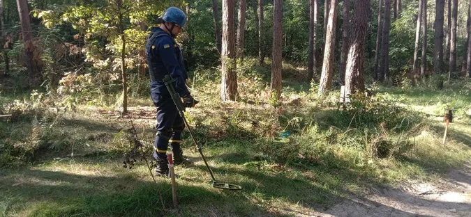 Волинські сапери очищують деокуповані землі від мін та снарядів (фото)