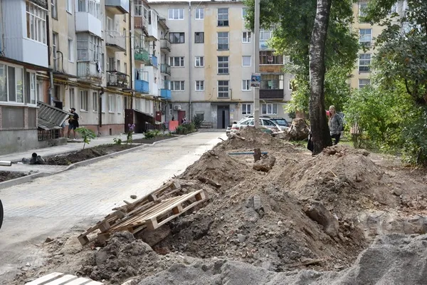 Як у Луцьку ремонтують дороги та прибудинкові території (фото)