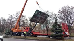 У Луцьку демонтовують білборди: показали, як це відбувається (відео)