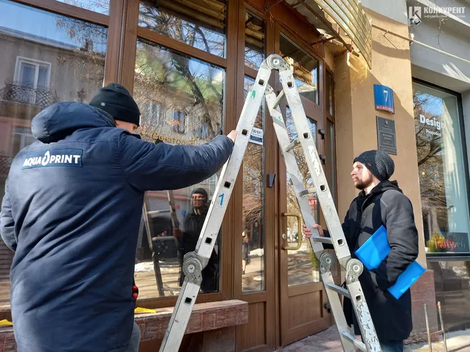 Знайти буде важче: демонтували вивіску скандальної луцької «Юнони» (фото)