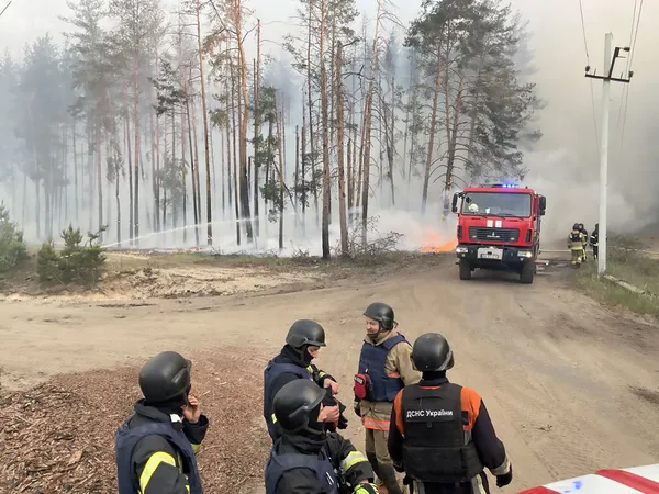 Завжди у зоні ризику: день з чергування волинських рятувальників на Донеччині (фото)
