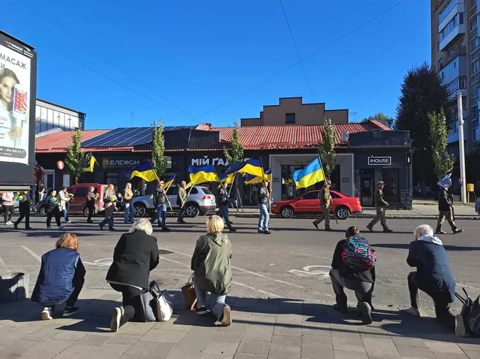 Ковель навколішки попрощався з воїном Ігорем Гембицьким