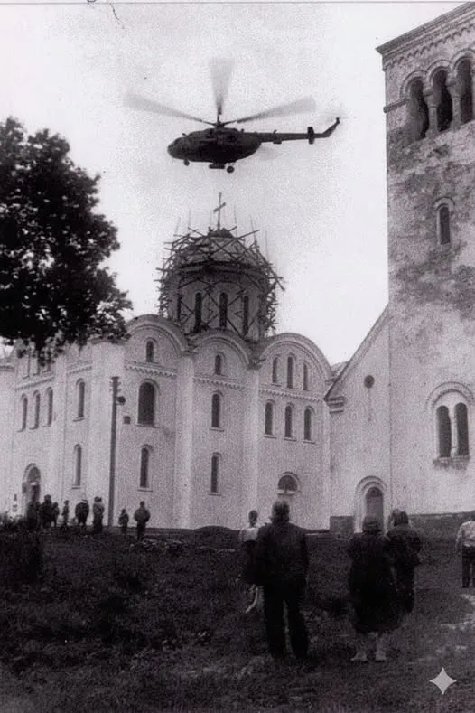У Володимирі військовий вертоліт піднімав хрест на Успенський собор (фото)