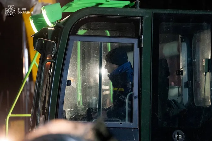 У Тернополі добу розбирають завали після ворожого удару