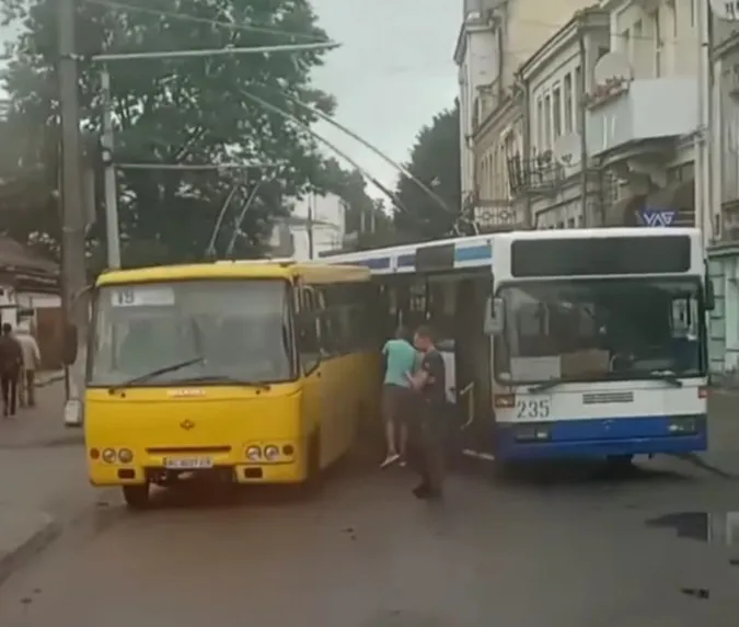 У центрі Луцька зіткнулися маршрутка і тролейбус: деталі (фото)