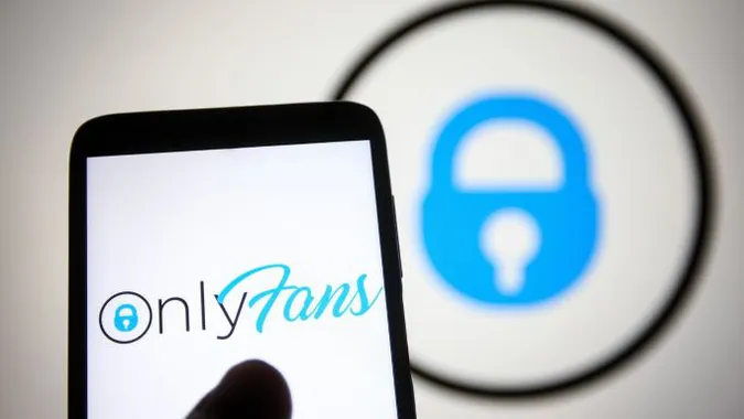 OnlyFans перестає обслуговувати російських творців контенту