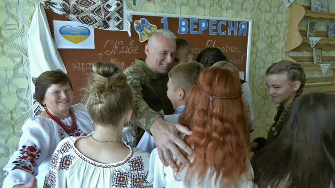 Зворушливе повернення: з фронту до дітей на Волинь приїхав їхній вчитель (фото)