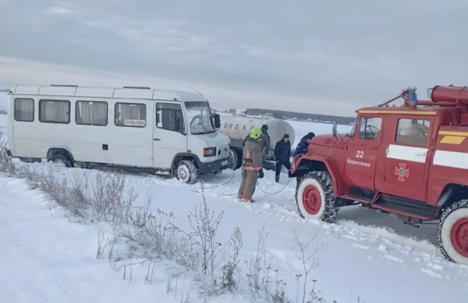 У Луцькому районі в снігу застряг пасажирський мікроавтобус (фото)